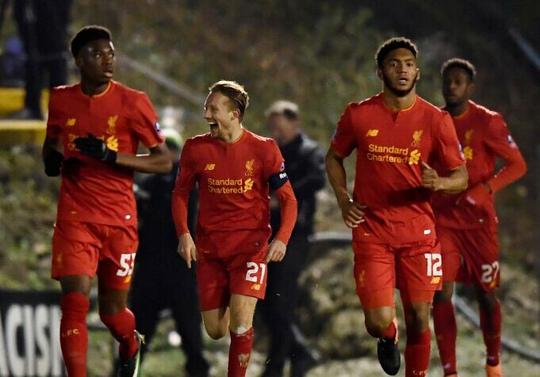 WTT总决赛：孙颖莎4-0横扫王艺迪，晋级八强