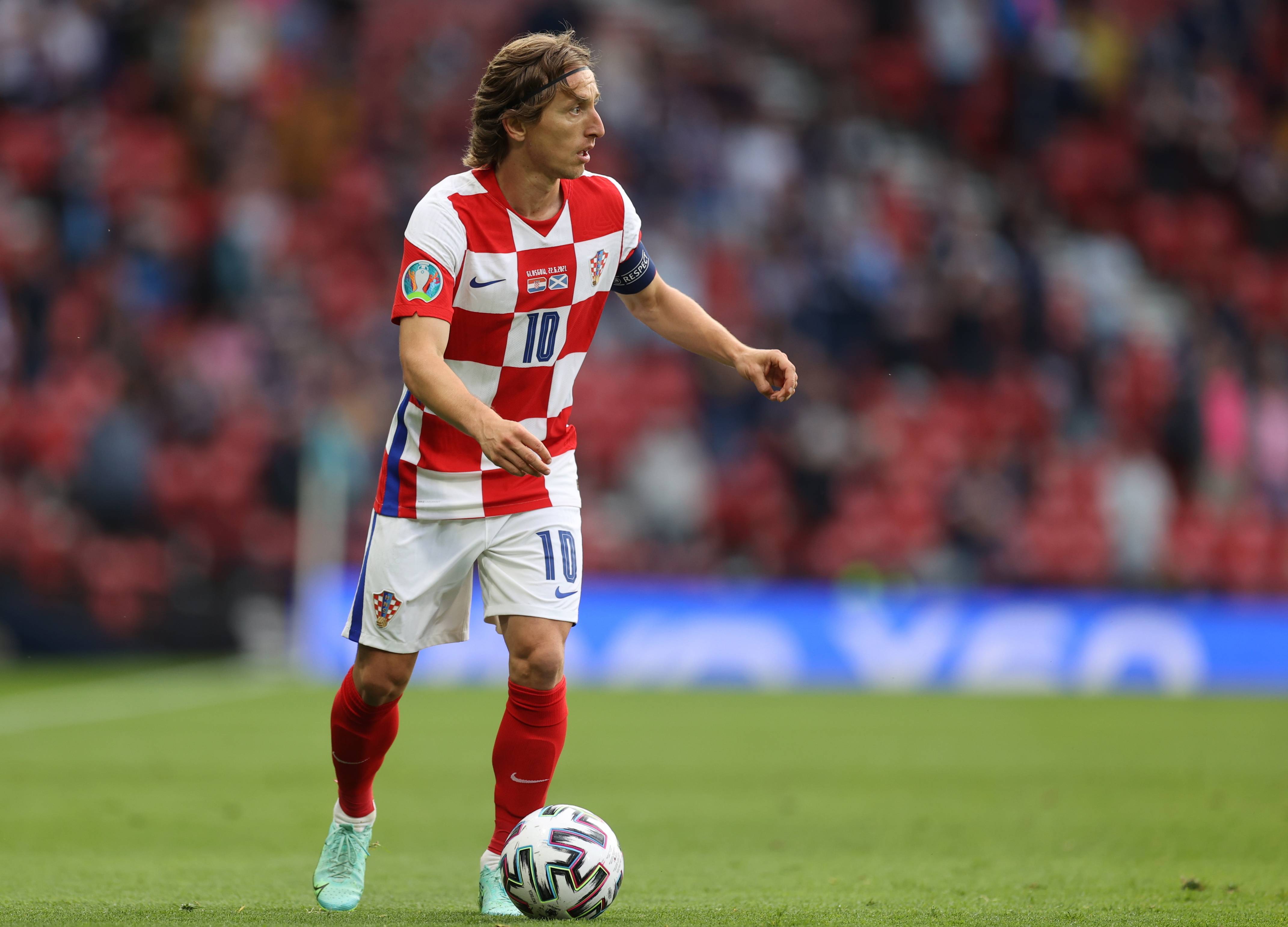 罗体：迪巴拉因发烧缺席罗马的训练，多夫比克恢复跑步练习